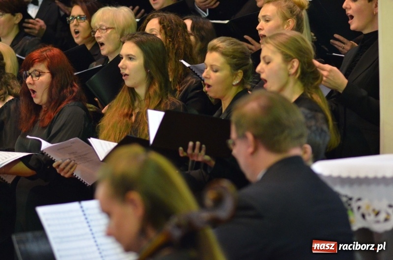 Zdjęcie w galerii na portalu naszraciborz.pl: Koncert ku pamięci św. Jana Pawła II w kościele farnym wiadomości z regionu