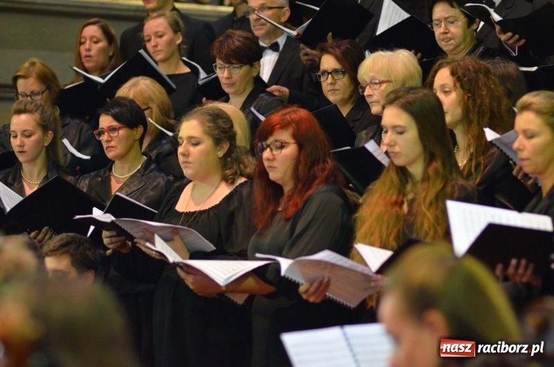 Zdjęcie w galerii na portalu naszraciborz.pl: Koncert ku pamięci św. Jana Pawła II w kościele farnym wiadomości z regionu