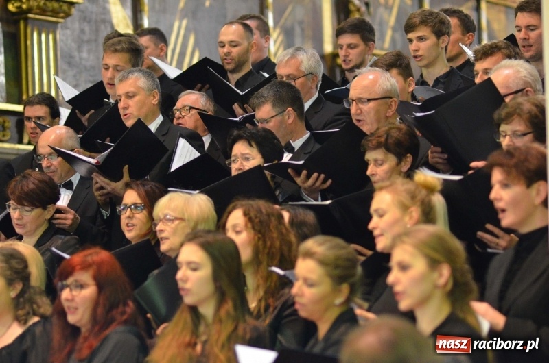 Zdjęcie w galerii na portalu naszraciborz.pl: Koncert ku pamięci św. Jana Pawła II w kościele farnym wiadomości z regionu