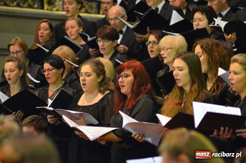 Zdjęcie w galerii na portalu naszraciborz.pl: Koncert ku pamięci św. Jana Pawła II w kościele farnym wiadomości z regionu