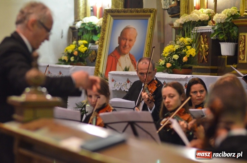 Zdjęcie w galerii na portalu naszraciborz.pl: Koncert ku pamięci św. Jana Pawła II w kościele farnym wiadomości z regionu