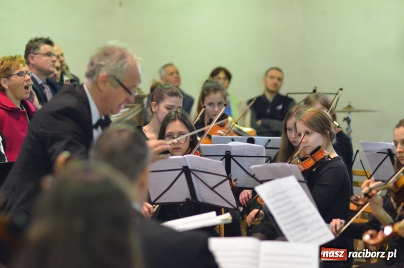 Zdjęcie w galerii na portalu naszraciborz.pl: Koncert ku pamięci św. Jana Pawła II w kościele farnym wiadomości z regionu