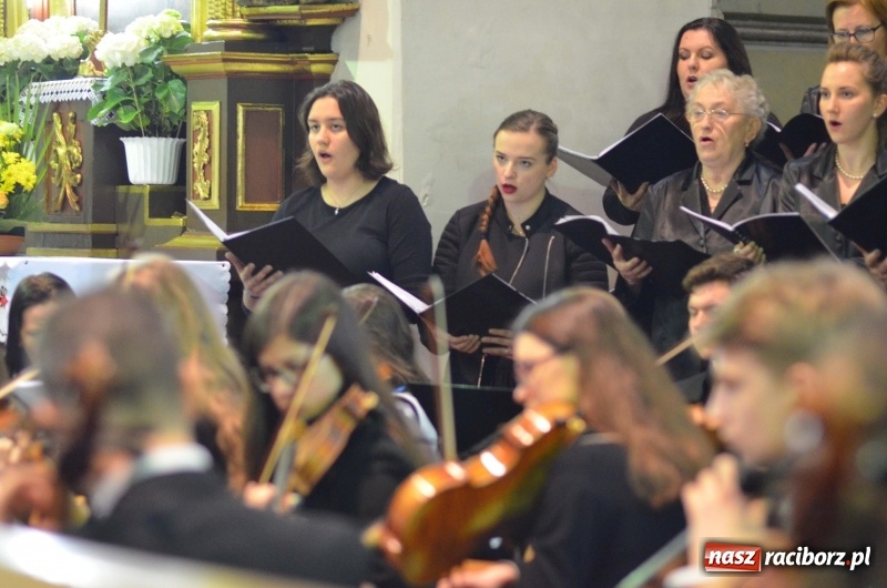 Zdjęcie w galerii na portalu naszraciborz.pl: Koncert ku pamięci św. Jana Pawła II w kościele farnym wiadomości z regionu