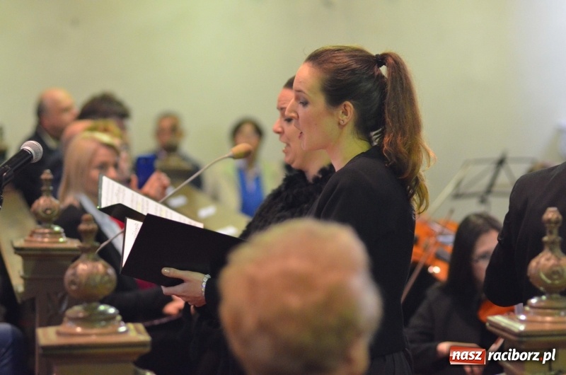 Zdjęcie w galerii na portalu naszraciborz.pl: Koncert ku pamięci św. Jana Pawła II w kościele farnym wiadomości z regionu