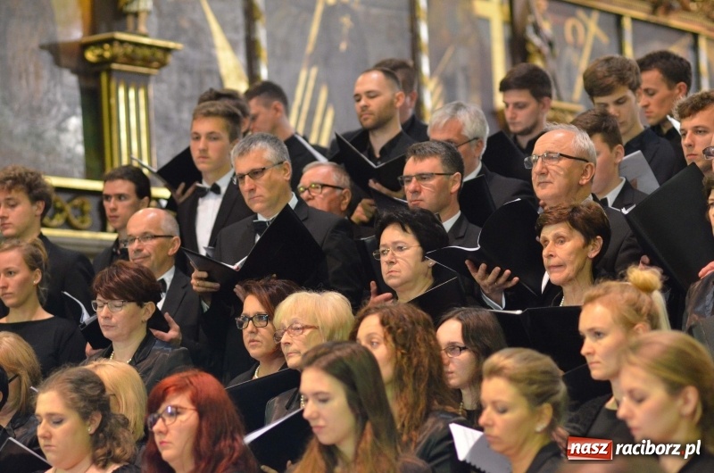 Zdjęcie w galerii na portalu naszraciborz.pl: Koncert ku pamięci św. Jana Pawła II w kościele farnym wiadomości z regionu