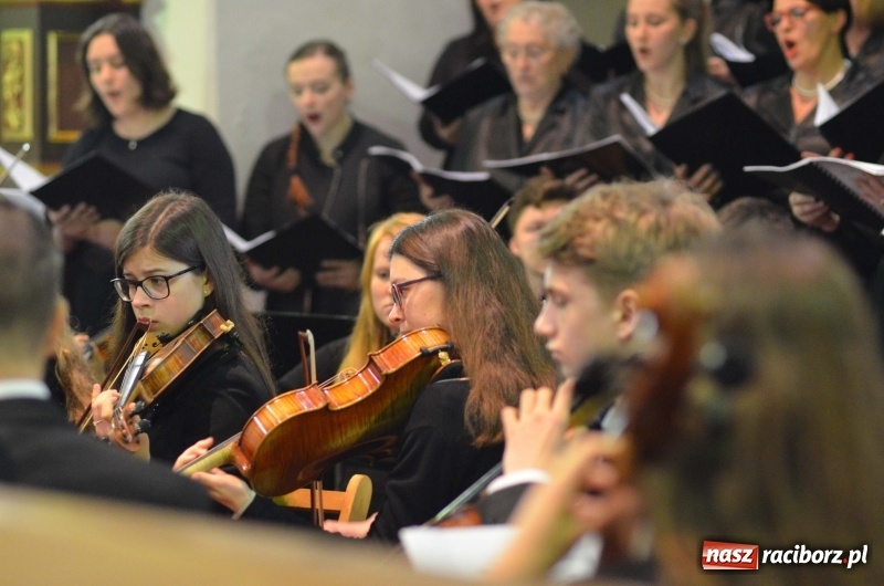 Zdjęcie w galerii na portalu naszraciborz.pl: Koncert ku pamięci św. Jana Pawła II w kościele farnym wiadomości z regionu