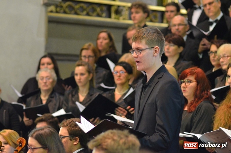 Zdjęcie w galerii na portalu naszraciborz.pl: Koncert ku pamięci św. Jana Pawła II w kościele farnym wiadomości z regionu