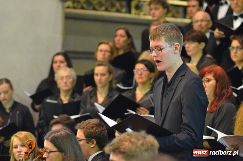 Zdjęcie w galerii na portalu naszraciborz.pl: Koncert ku pamięci św. Jana Pawła II w kościele farnym wiadomości z regionu