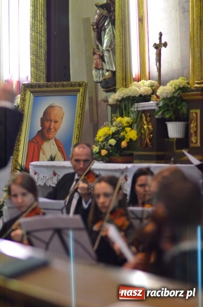 Zdjęcie w galerii na portalu naszraciborz.pl: Koncert ku pamięci św. Jana Pawła II w kościele farnym wiadomości z regionu
