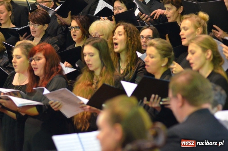 Zdjęcie w galerii na portalu naszraciborz.pl: Koncert ku pamięci św. Jana Pawła II w kościele farnym wiadomości z regionu