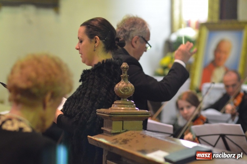 Zdjęcie w galerii na portalu naszraciborz.pl: Koncert ku pamięci św. Jana Pawła II w kościele farnym wiadomości z regionu