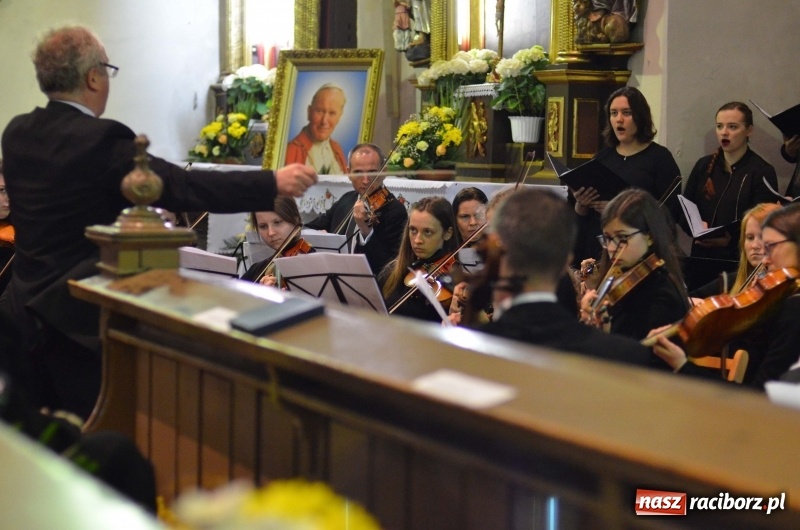 Zdjęcie w galerii na portalu naszraciborz.pl: Koncert ku pamięci św. Jana Pawła II w kościele farnym wiadomości z regionu