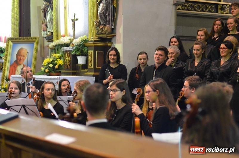 Zdjęcie w galerii na portalu naszraciborz.pl: Koncert ku pamięci św. Jana Pawła II w kościele farnym wiadomości z regionu