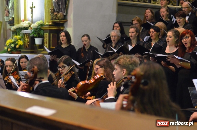Zdjęcie w galerii na portalu naszraciborz.pl: Koncert ku pamięci św. Jana Pawła II w kościele farnym wiadomości z regionu