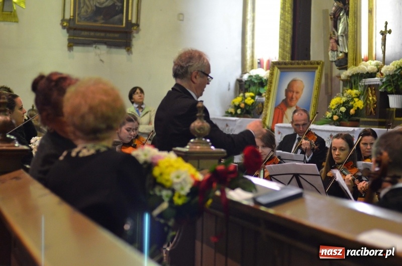 Zdjęcie w galerii na portalu naszraciborz.pl: Koncert ku pamięci św. Jana Pawła II w kościele farnym wiadomości z regionu