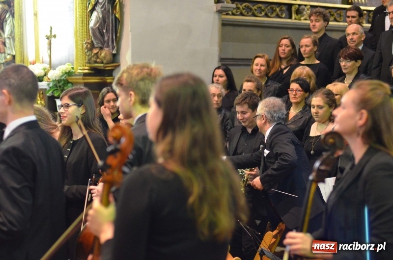 Zdjęcie w galerii na portalu naszraciborz.pl: Koncert ku pamięci św. Jana Pawła II w kościele farnym wiadomości z regionu