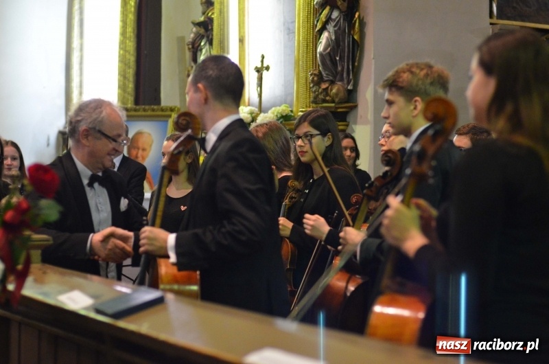 Zdjęcie w galerii na portalu naszraciborz.pl: Koncert ku pamięci św. Jana Pawła II w kościele farnym wiadomości z regionu