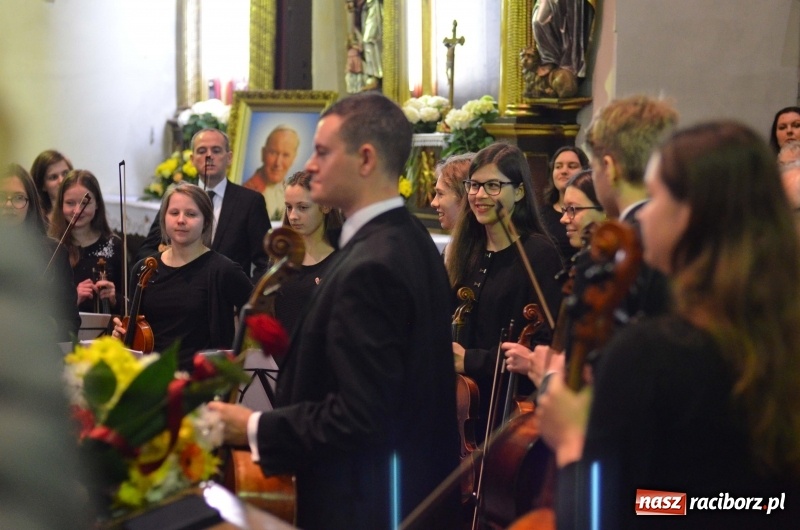 Zdjęcie w galerii na portalu naszraciborz.pl: Koncert ku pamięci św. Jana Pawła II w kościele farnym wiadomości z regionu