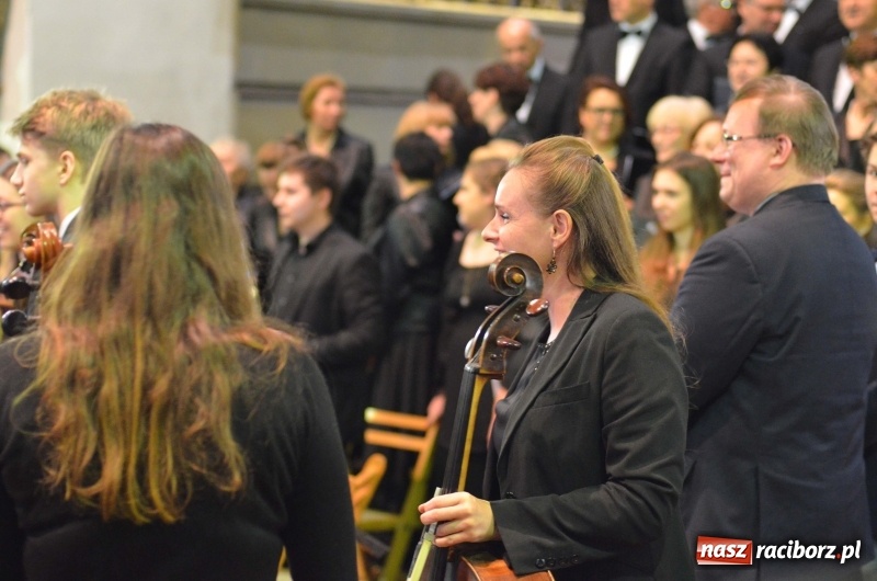 Zdjęcie w galerii na portalu naszraciborz.pl: Koncert ku pamięci św. Jana Pawła II w kościele farnym wiadomości z regionu