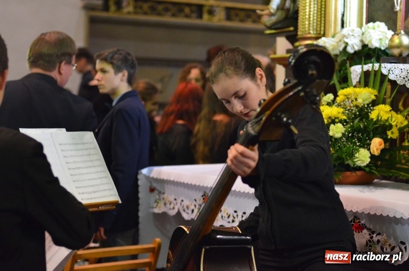 Zdjęcie w galerii na portalu naszraciborz.pl: Koncert ku pamięci św. Jana Pawła II w kościele farnym wiadomości z regionu