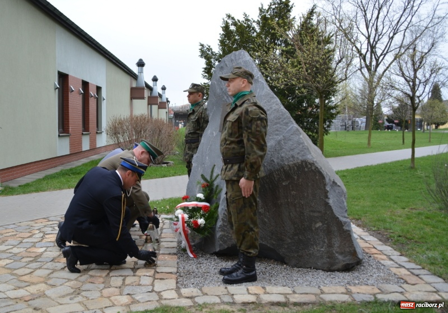 Zdjęcie w galerii na portalu naszraciborz.pl: W komendzie śląskich pograniczników wspomniano ofiary Katynia wiadomości z regionu