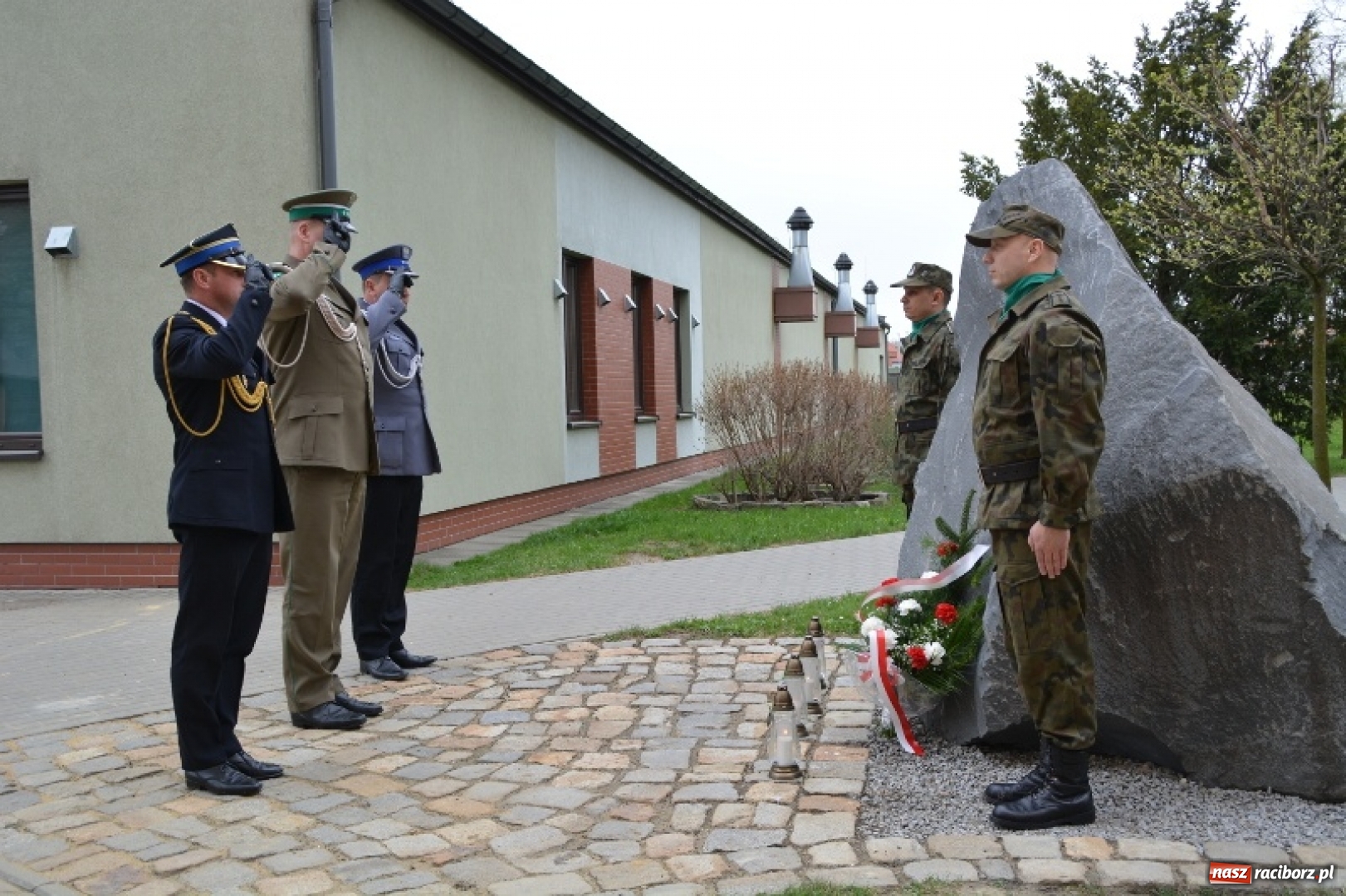 Zdjęcie w galerii na portalu naszraciborz.pl: W komendzie śląskich pograniczników wspomniano ofiary Katynia wiadomości z regionu
