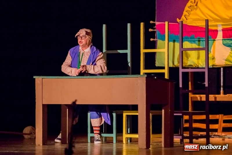 Zdjęcie w galerii na portalu naszraciborz.pl: Koziołek Matołek na deskach Raciborskiego Centrum Kultury wiadomości z regionu