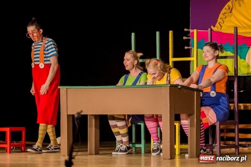 Zdjęcie w galerii na portalu naszraciborz.pl: Koziołek Matołek na deskach Raciborskiego Centrum Kultury wiadomości z regionu