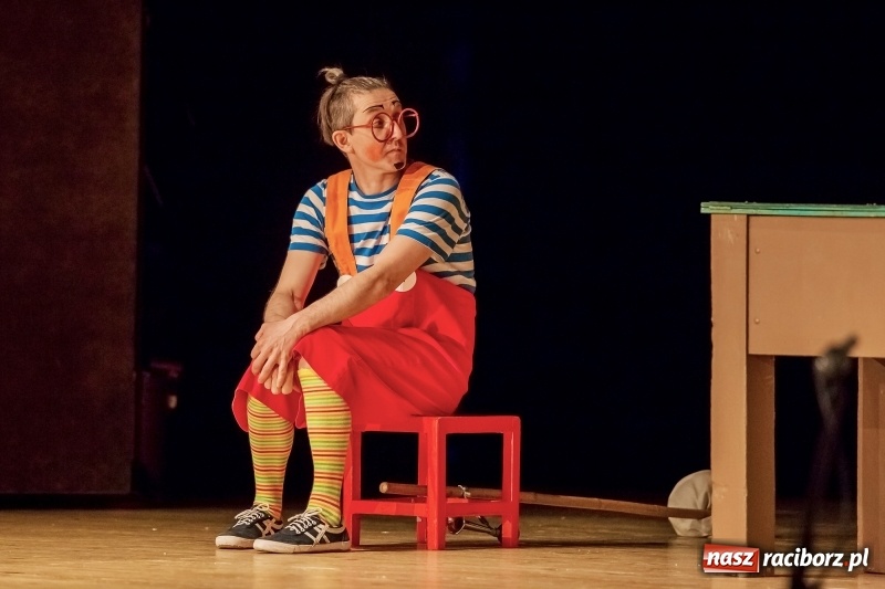 Zdjęcie w galerii na portalu naszraciborz.pl: Koziołek Matołek na deskach Raciborskiego Centrum Kultury wiadomości z regionu