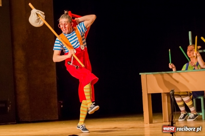 Zdjęcie w galerii na portalu naszraciborz.pl: Koziołek Matołek na deskach Raciborskiego Centrum Kultury wiadomości z regionu
