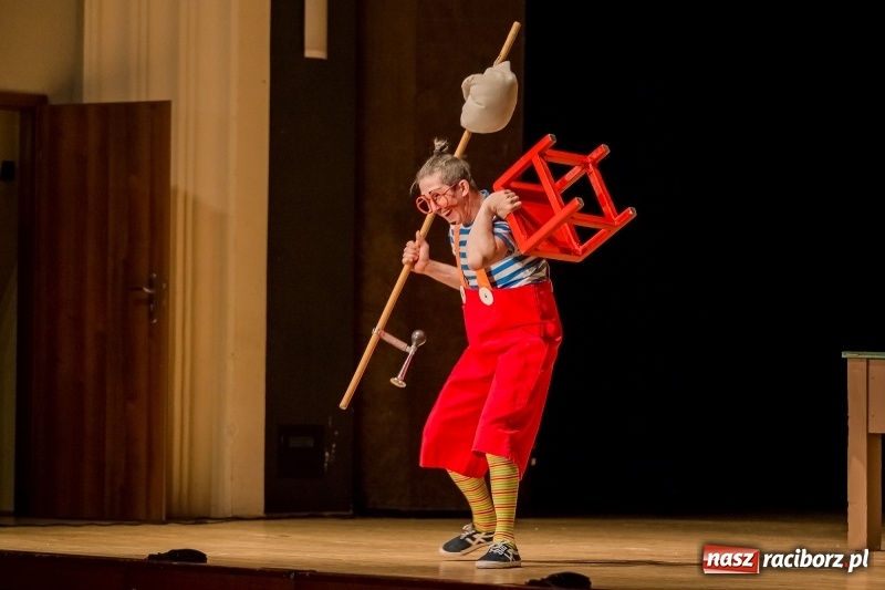 Zdjęcie w galerii na portalu naszraciborz.pl: Koziołek Matołek na deskach Raciborskiego Centrum Kultury wiadomości z regionu