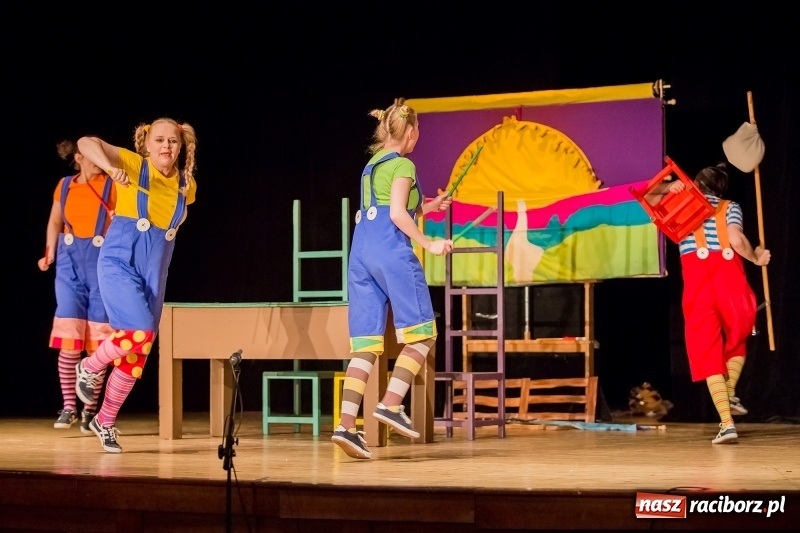 Zdjęcie w galerii na portalu naszraciborz.pl: Koziołek Matołek na deskach Raciborskiego Centrum Kultury wiadomości z regionu