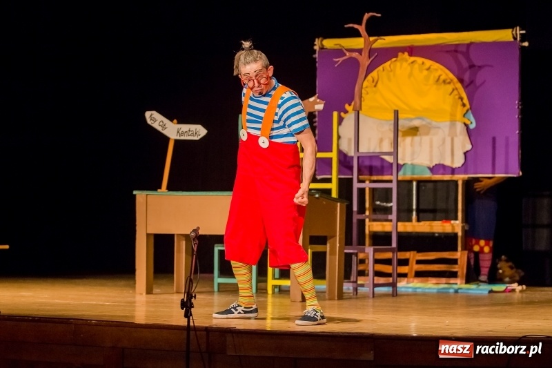 Zdjęcie w galerii na portalu naszraciborz.pl: Koziołek Matołek na deskach Raciborskiego Centrum Kultury wiadomości z regionu