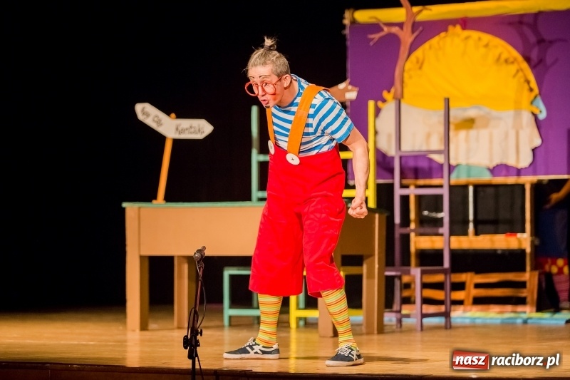 Zdjęcie w galerii na portalu naszraciborz.pl: Koziołek Matołek na deskach Raciborskiego Centrum Kultury wiadomości z regionu