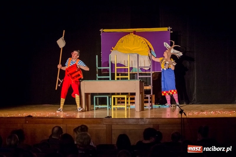 Zdjęcie w galerii na portalu naszraciborz.pl: Koziołek Matołek na deskach Raciborskiego Centrum Kultury wiadomości z regionu