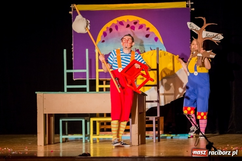 Zdjęcie w galerii na portalu naszraciborz.pl: Koziołek Matołek na deskach Raciborskiego Centrum Kultury wiadomości z regionu