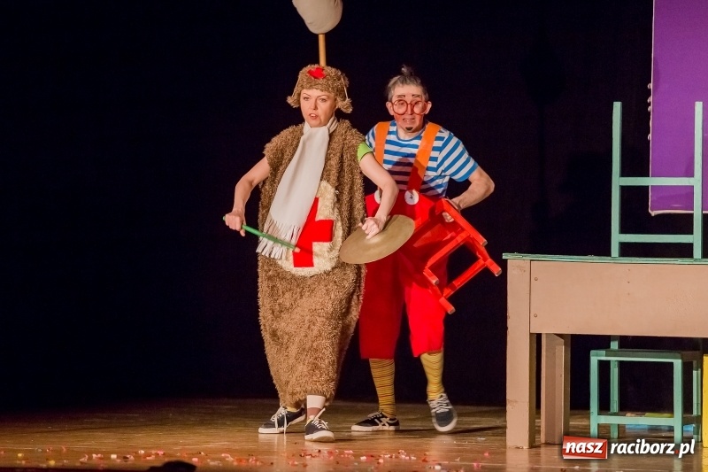Zdjęcie w galerii na portalu naszraciborz.pl: Koziołek Matołek na deskach Raciborskiego Centrum Kultury wiadomości z regionu