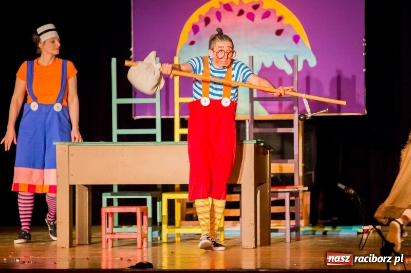 Zdjęcie w galerii na portalu naszraciborz.pl: Koziołek Matołek na deskach Raciborskiego Centrum Kultury wiadomości z regionu