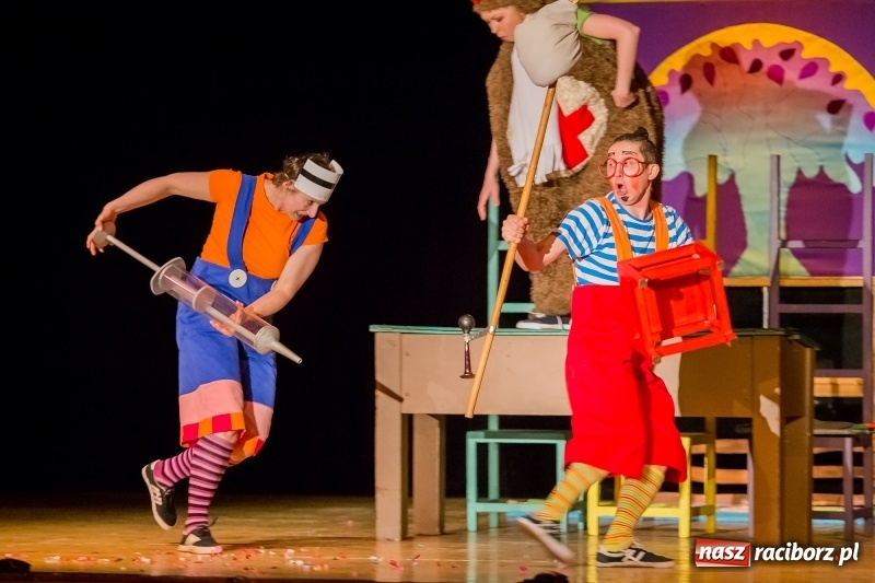 Zdjęcie w galerii na portalu naszraciborz.pl: Koziołek Matołek na deskach Raciborskiego Centrum Kultury wiadomości z regionu