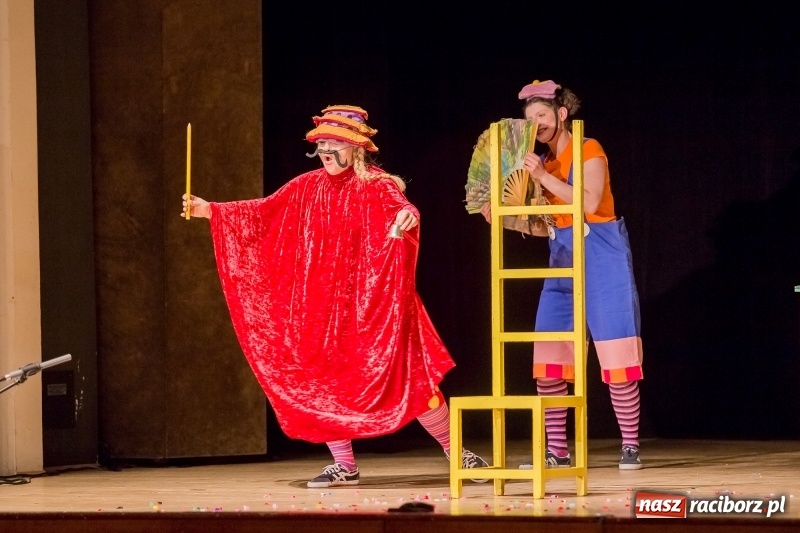Zdjęcie w galerii na portalu naszraciborz.pl: Koziołek Matołek na deskach Raciborskiego Centrum Kultury wiadomości z regionu