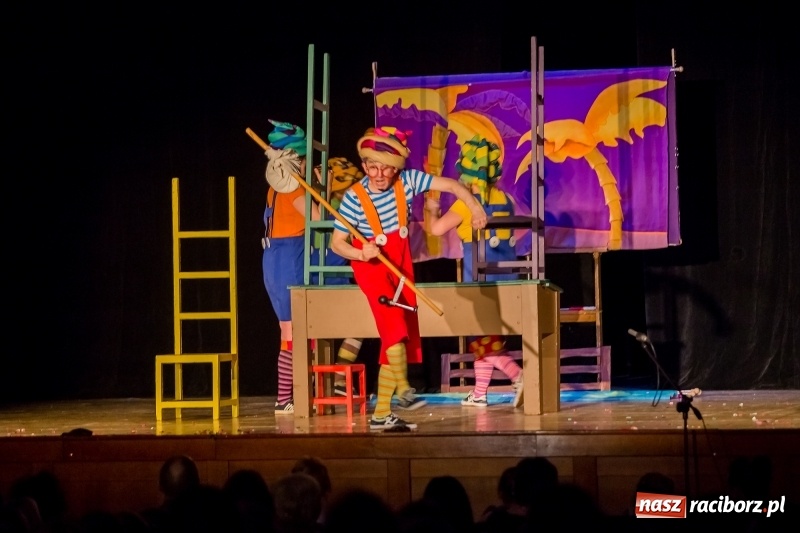 Zdjęcie w galerii na portalu naszraciborz.pl: Koziołek Matołek na deskach Raciborskiego Centrum Kultury wiadomości z regionu