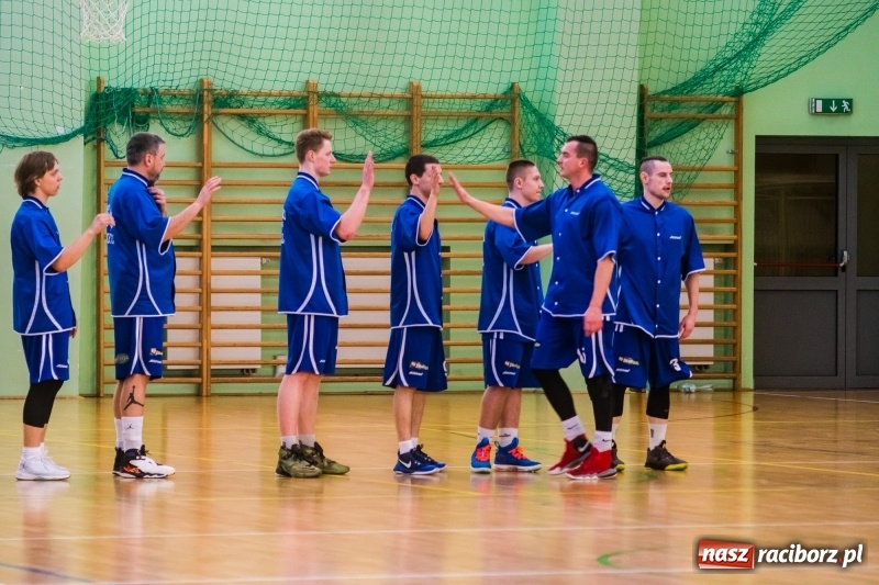 Zdjęcie w galerii na portalu naszraciborz.pl: Rzuty za trzy punkty pogrążyły Ofensywę wiadomości z regionu