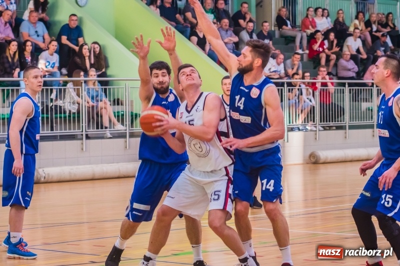 Zdjęcie w galerii na portalu naszraciborz.pl: Rzuty za trzy punkty pogrążyły Ofensywę wiadomości z regionu