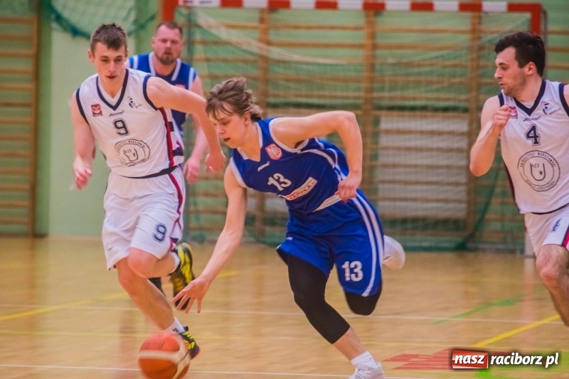 Zdjęcie w galerii na portalu naszraciborz.pl: Rzuty za trzy punkty pogrążyły Ofensywę wiadomości z regionu