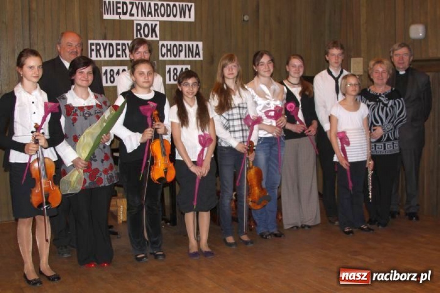 Zdjęcie w galerii na portalu naszraciborz.pl: Muzyką uczcili pamięć ofiar wiadomości z regionu