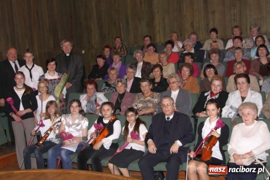 Zdjęcie w galerii na portalu naszraciborz.pl: Muzyką uczcili pamięć ofiar wiadomości z regionu