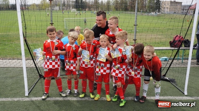 Zdjęcie w galerii na portalu naszraciborz.pl: Żaki młodsze LKS Tworków na Kinder Cup Orzesze wiadomości z regionu