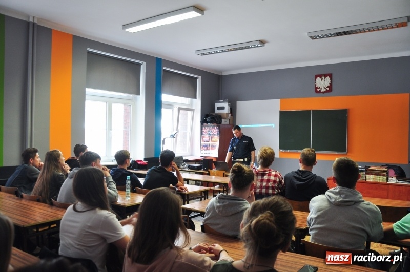 Zdjęcie w galerii na portalu naszraciborz.pl: Jeden promil na głowę, czyli alkogogle w I LO wiadomości z regionu