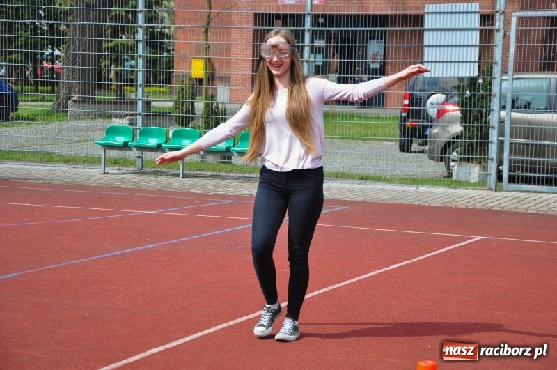 Zdjęcie w galerii na portalu naszraciborz.pl: Jeden promil na głowę, czyli alkogogle w I LO wiadomości z regionu