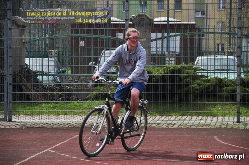 Zdjęcie w galerii na portalu naszraciborz.pl: Jeden promil na głowę, czyli alkogogle w I LO wiadomości z regionu